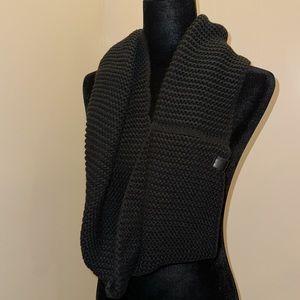 EUC- Mio Marino Collection Unisex Thick knitted Winter Warm Infinity  Scarf